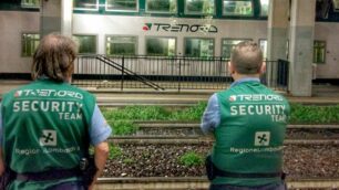 Personale di sicurezza di Trenord sulla Milano-Lecco
