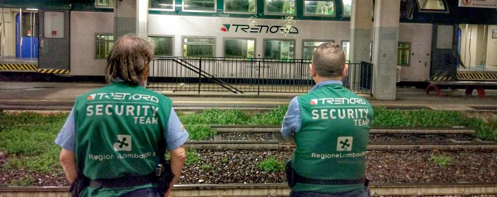 Personale di sicurezza di Trenord sulla Milano-Lecco