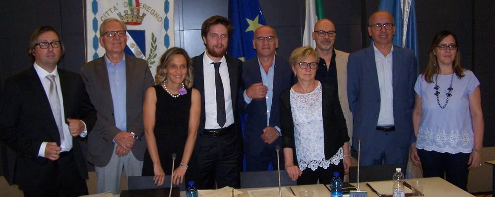 Seregno - La squadra del sindaco Alberto Rossi: da sinistra, William Viganò, Gigi Pelletti, Federica Perelli, il primo cittadino, il presidente del consiglio comunale Pietro Amati, Laura Capelli, Claudio Vergani, Pinuccio Borgonovo ed Ivana Mariani