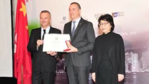 Il seregnese Andrea Croci, al centro, con il Console generale d 'Italia ad Hong Kong, Antonello De Riu, e il Ministro della Giustizia di Hong Kong, Hon Teresa Cheng ( foto Volonterio)