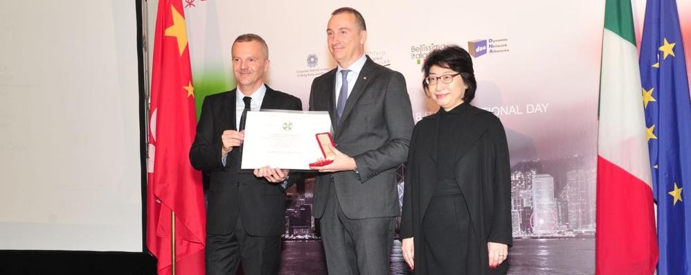 Il seregnese Andrea Croci, al centro, con il Console generale d 'Italia ad Hong Kong, Antonello De Riu, e il Ministro della Giustizia di Hong Kong, Hon Teresa Cheng ( foto Volonterio)