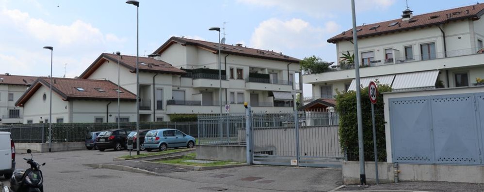 Un complesso di case della residenza Ylenia