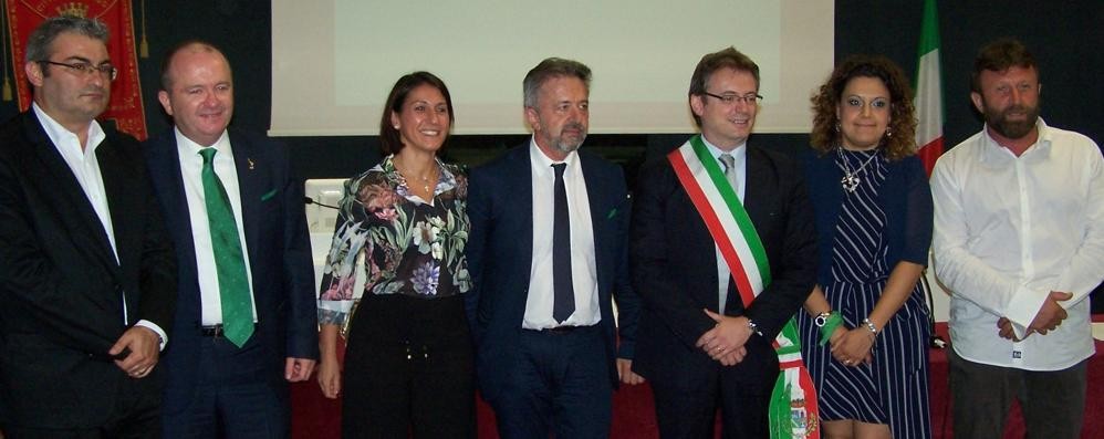 Seveso - Da sinistra, Natale Alampi, David Galli, Alessia Borroni, il presidente del consiglio comunale Riccardo Sala, il sindaco Luca Allievi, Ingrid Pontiggia ed Antonio Santarsiero