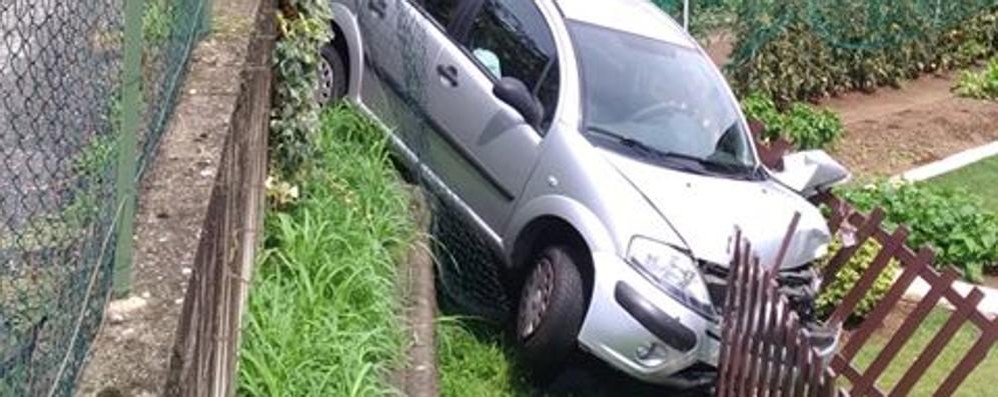 La Citroen fuori strada in via Casati