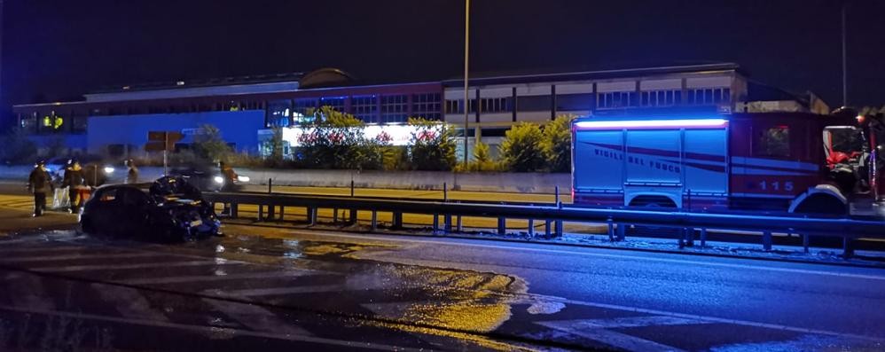 Statale 36 incidente sabato altezza Desio con auto a fuoco