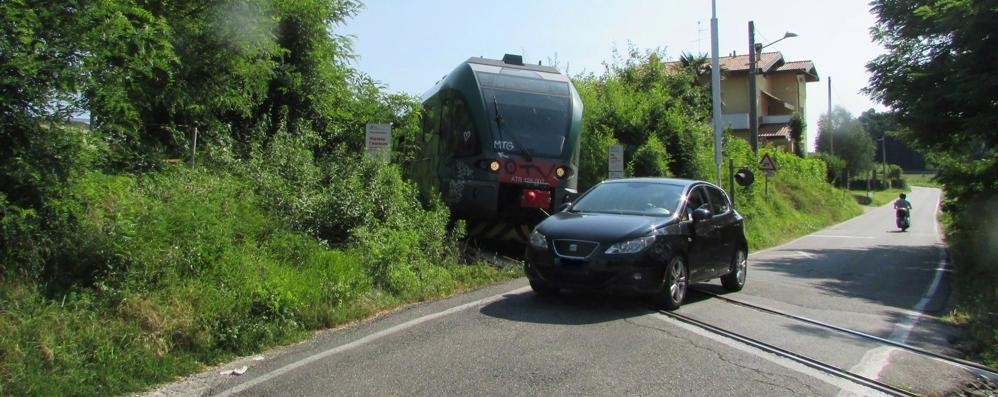 Uno degli ultimi guasti a un passaggio a livello sulla linea del Besanino