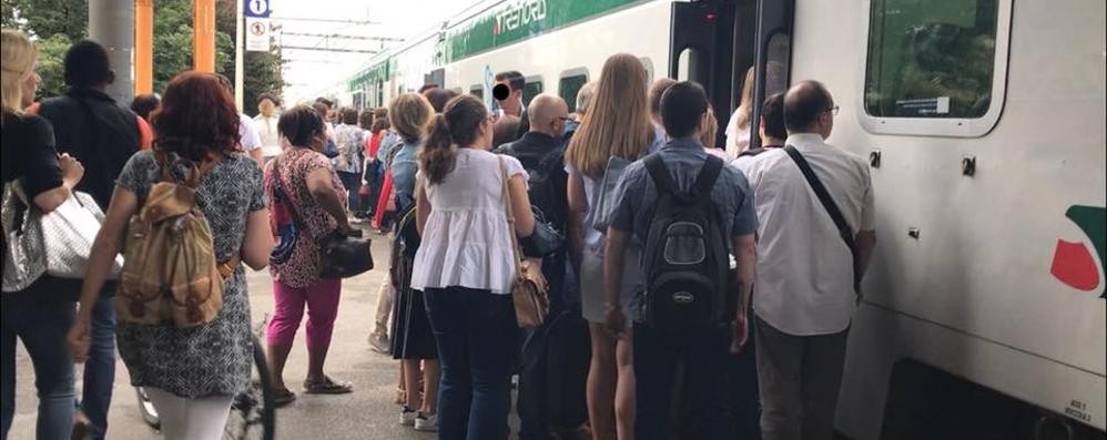 Pendolari in stazione a Lissone con il treno stracarico