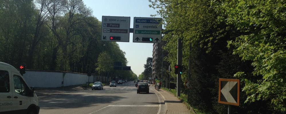 Il semaforo al confine tra Monza e Vedano