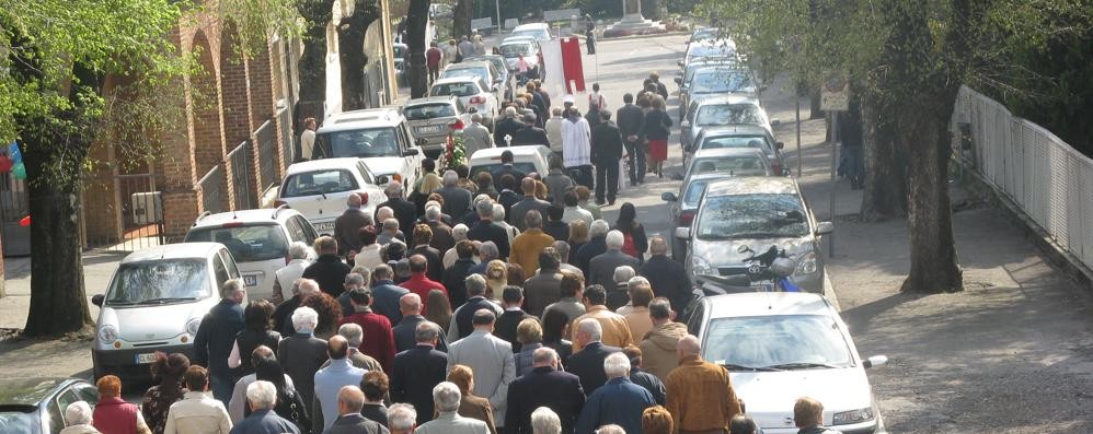 Stop ai cortei funebri a Besana