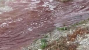 Il Lambro rosso a Brugherio come era già successo a Villasanta