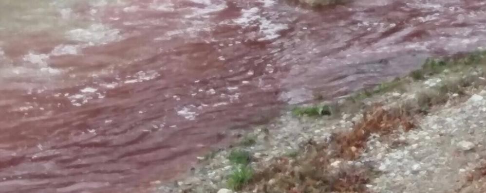 Il Lambro rosso a Brugherio come era già successo a Villasanta