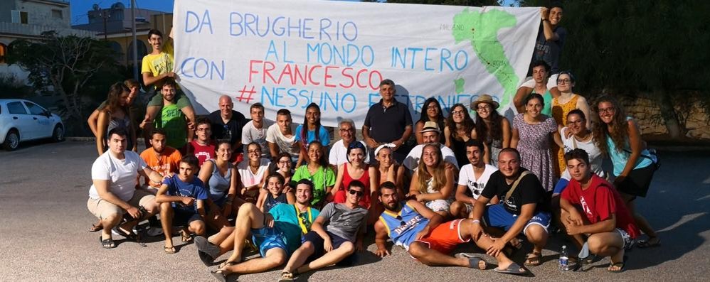 Nelle foto gli oratoriani con i giovani richiedenti asilo, con il medico Pietro Bartolo, con il sindaco di Lampedusa e con suor Paola