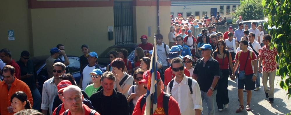 La folla di tifosi alla stazione di Biassono-Lesmo Parco