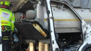 Il furgone incastrato nel camion