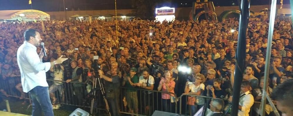 Salvini e la folla di Arcore al suo comizio