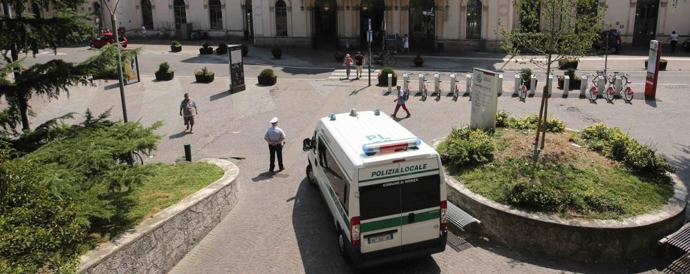 Il presidio della polizia locale alla stazione, da luglio esteso tutti i giorni fino alle 22