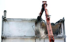 Le foto della demolizione della casa Aler di Lissone