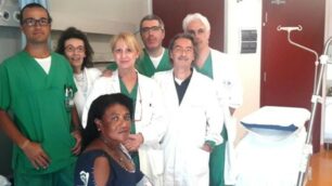 Zoila Percides Roditrguez Poroso, al centro, con l’equipe medica che l’ha operata