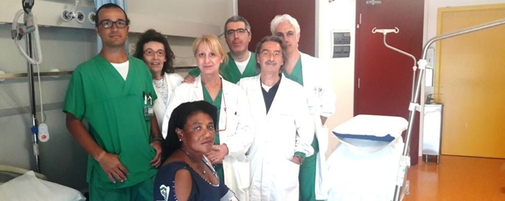 Zoila Percides Roditrguez Poroso, al centro, con l’equipe medica che l’ha operata