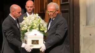 La bara della piccola all’uscita dalla chiesa