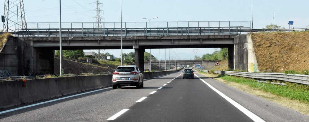 Uno dei ponti lungo la Milano-Meda