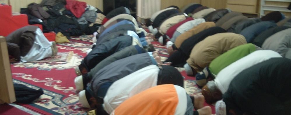 Un gruppo di pakistani in preghiera
