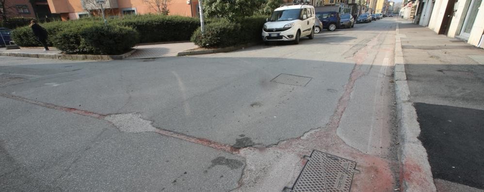 Gli scavi per la banda larga in via Volta