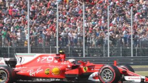 La Ferrari davanti al pubblico di Monza