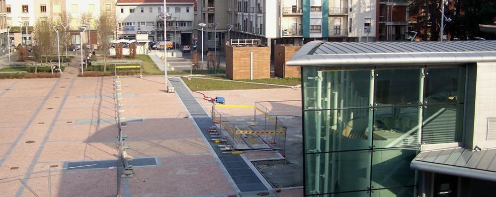 Piazza Risorgimento, alle spalle di palazzo Landriani-Caponaghi