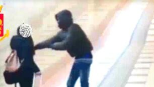 Una rapina ai danni di una ragazza ripresa nel sottopasso della stazione di Monza dalle telecamere di sorveglianza