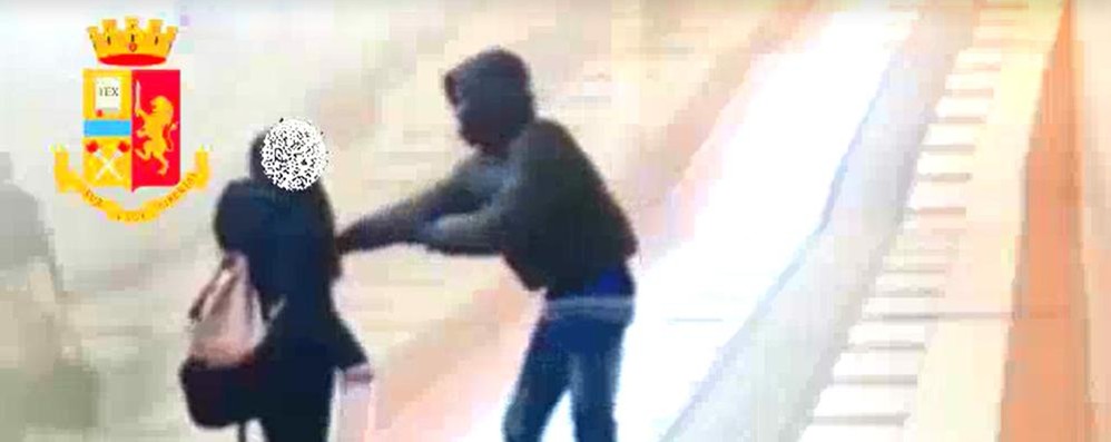 Una rapina ai danni di una ragazza ripresa nel sottopasso della stazione di Monza dalle telecamere di sorveglianza