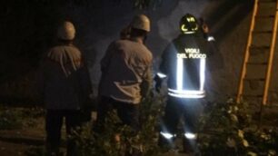 Le operazioni notturne dei vigili del fuoco nella foto di un nostro lettore