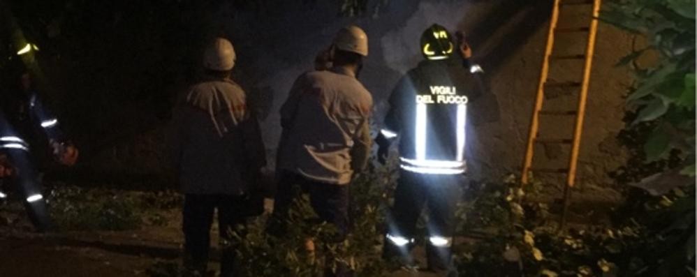 Le operazioni notturne dei vigili del fuoco nella foto di un nostro lettore