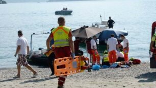I soccorsi al 25enne in riva al lago
