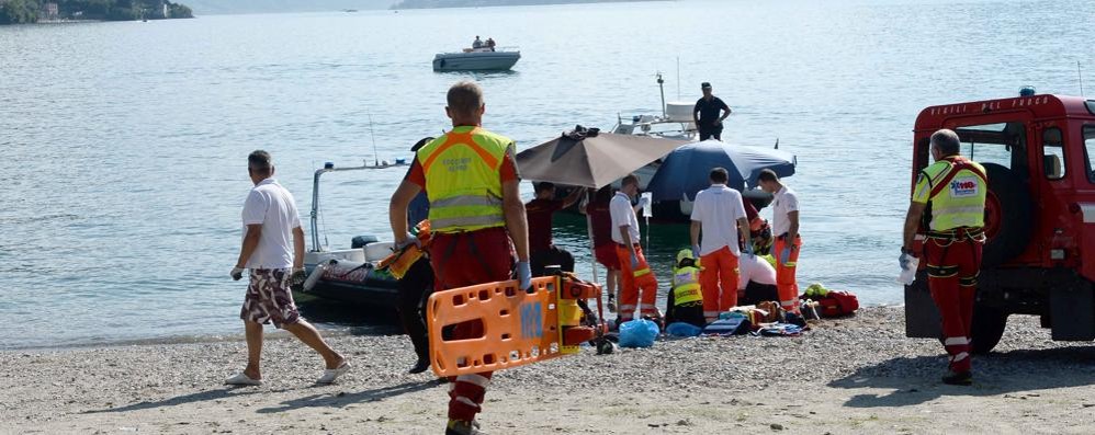 I soccorsi al 25enne in riva al lago