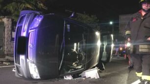 Incidente Arcore: i vigili del fuoco in via Marconi per liberare un novantenne incastrato nell’auto ribaltata