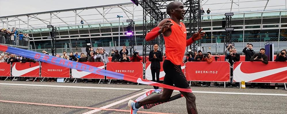 Eliud Kipchoge all’arrivo del test di maratona in autodromo a Monza(pagina facebook nike)