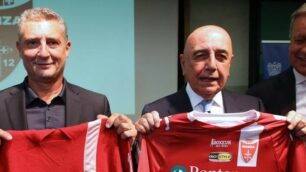 Cambio proprietà al Calcio Monza Acquisizione al 100% delle quote da parte della Fininvest di Silvio Berlusconi Adriano Galliani nuovo amministratore delegato con Daniele Massaro, ex calciatore del Milan cresciuto nel vivaio del Monza. Al loro fianco il sindaco di Monza Dario Allevi