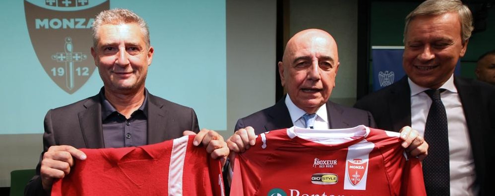 Cambio proprietà al Calcio Monza Acquisizione al 100% delle quote da parte della Fininvest di Silvio Berlusconi Adriano Galliani nuovo amministratore delegato con Daniele Massaro, ex calciatore del Milan cresciuto nel vivaio del Monza. Al loro fianco il sindaco di Monza Dario Allevi