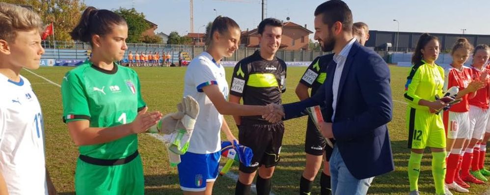 Carate: partita Italia Under 17, il saluto del sindaco alle giocatrici