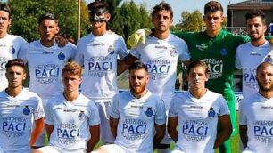 Calcio, la formazione del Seregno: da sinistra, in piedi: Mapelli, La Camera, Ampollini, Cavalcante, Lupu e Gritti. accosciati, sempre da sinistra: Calmi, Capelli, Artaria, Bonaiti ed Esposito.