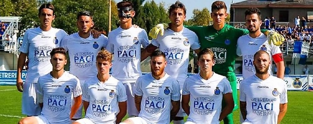 Calcio, la formazione del Seregno: da sinistra, in piedi: Mapelli, La Camera, Ampollini, Cavalcante, Lupu e Gritti. accosciati, sempre da sinistra: Calmi, Capelli, Artaria, Bonaiti ed Esposito.