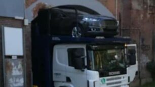 Il camion incastrato a Desio
