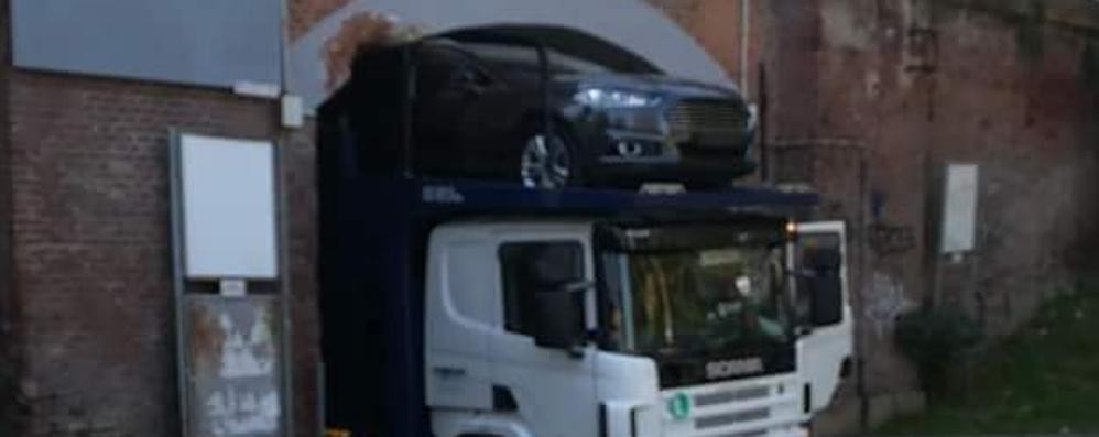 Il camion incastrato a Desio