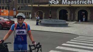 Fabio Giussani con la sua bici a Maastricht