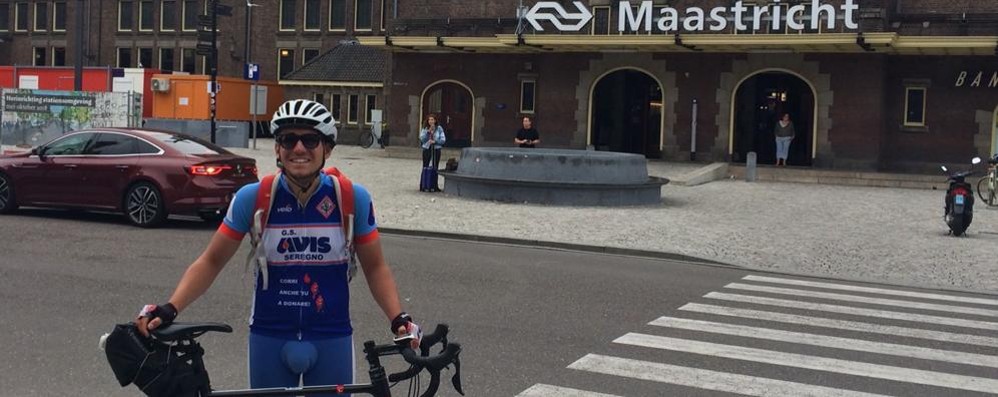 Fabio Giussani con la sua bici a Maastricht
