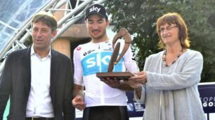 Moscon premiato da Fabrizio Sala, vicepresidente della Lombardia e Concettina Monguzzi, sindaco