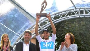 Gianni Moscon solleva la coppa della Agostoni a Lissone