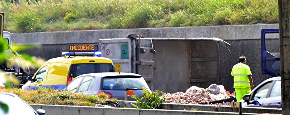 Desio Incidente camion Statale 36 carico carne