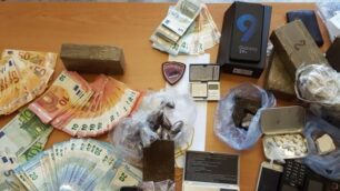 Sequestro droga ps via Bergamo